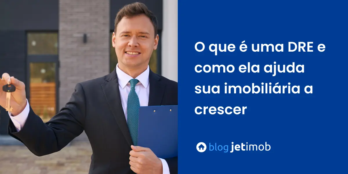 Corretor de imóveis, vestindo terno preto, realizando uma DRE para a sua imobiliária.