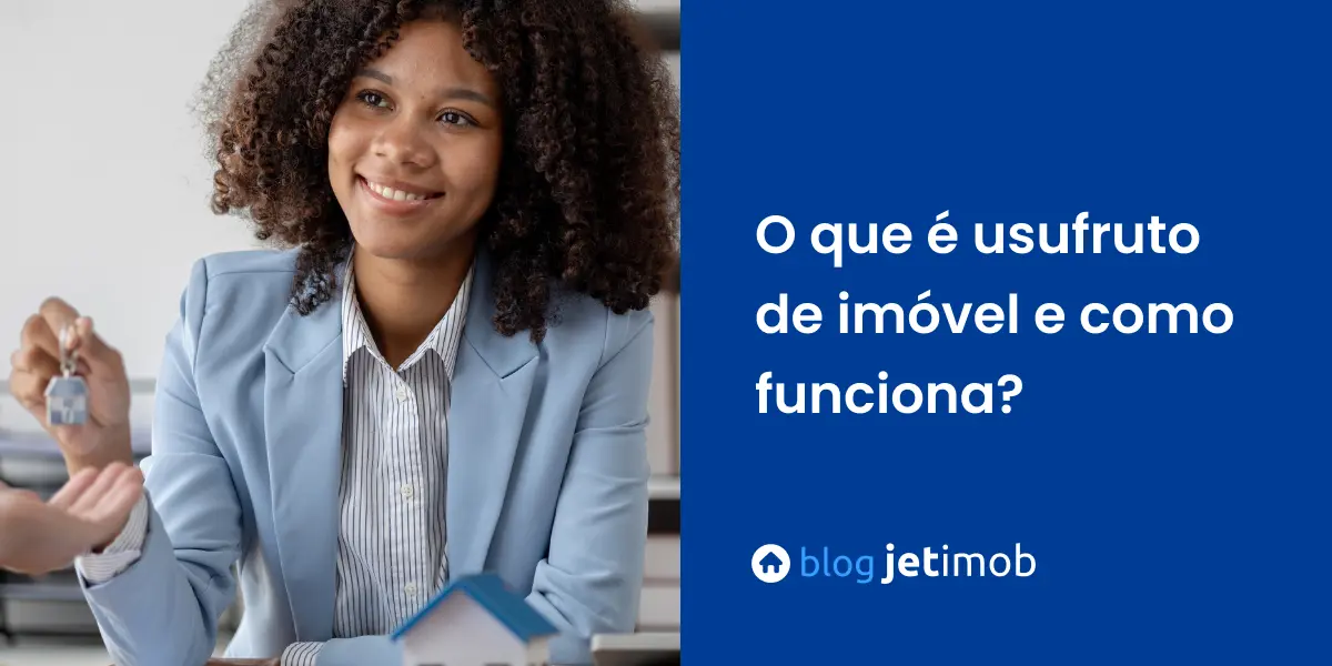 Corretora imobiliária explicando para cliente como funciona o usufruto de imóvel.