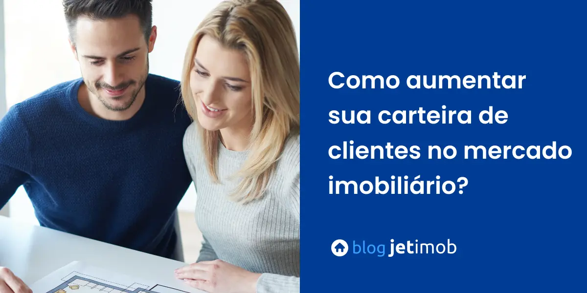 Corretora imobiliária atendendo um jovem casal que estava na sua carteira de clientes.