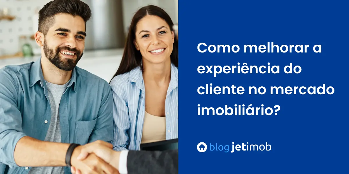 Corretor imobiliário conversando com clientes para melhorar a experiência do cliente. 