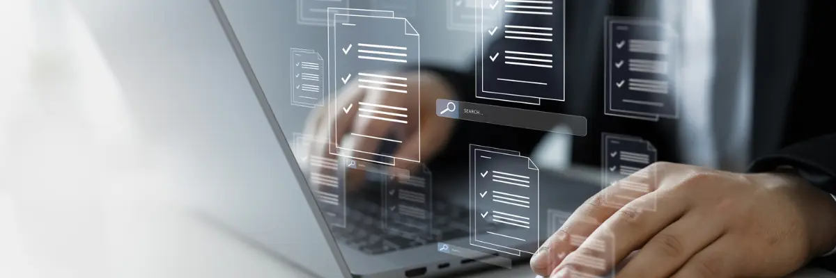 Corretor imobiliário pesquisando em seu computador sobre as etapas da gestão de contratos de locação.