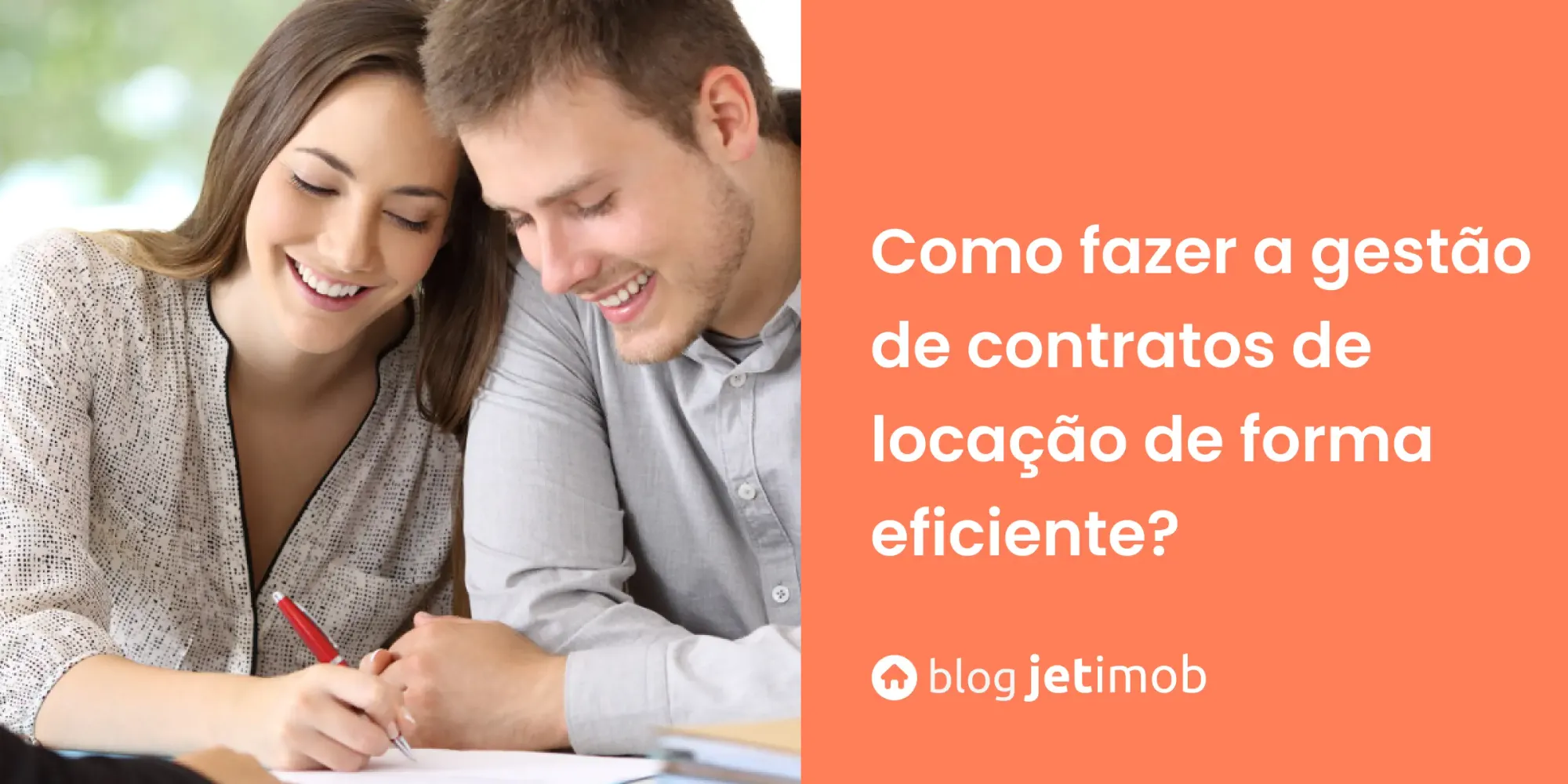 Corretora de imóveis falando sobre a gestão de contratos de locação para um jovem casal.