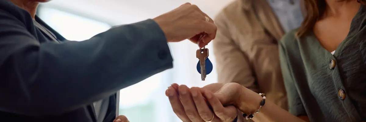 Corretora de imóveis explicando para casal de clientes sobre a jornada de compra do imóvel.