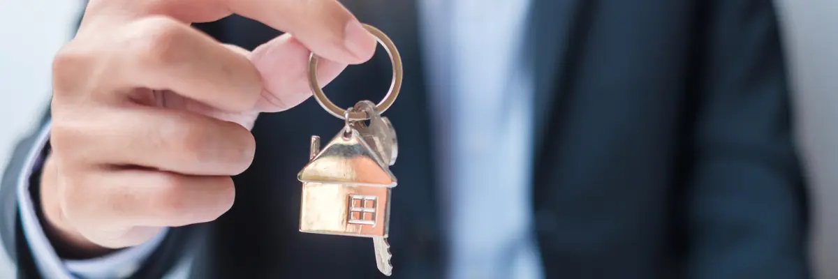 Corretor de imóveis aprendendo sobre a importância do direito imobiliário para corretores e gestores.