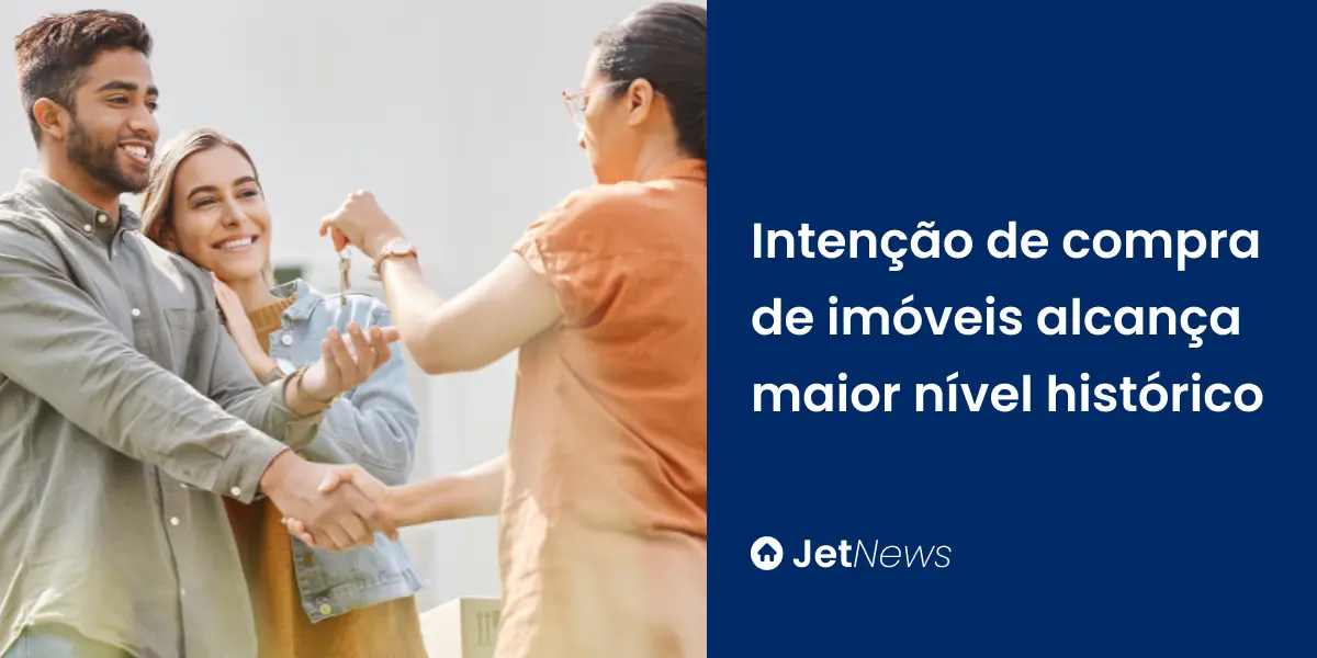 Corretora imobiliária entregando chaves de casa recém comprada.