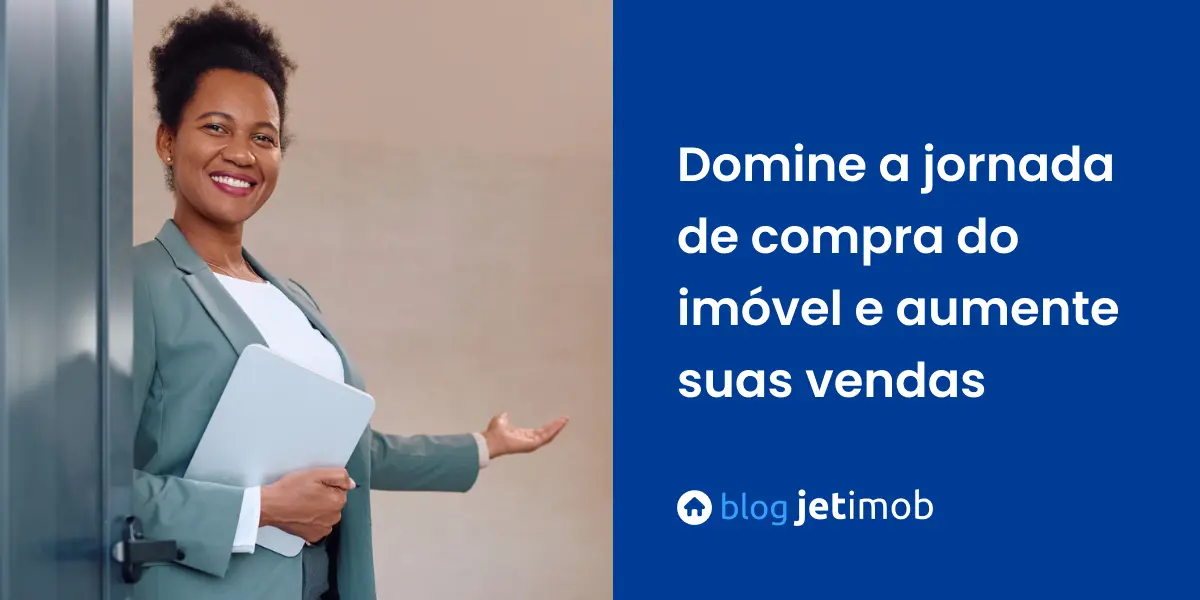 Corretora de imóveis apresentando uma casa para cliente que está na jornada de compra de um imóvel.