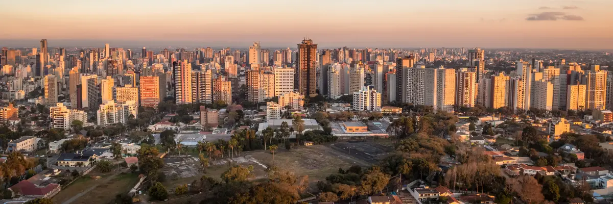 Imagem da cidade de São Paulo vista de cima, representando a compra de imóveis.