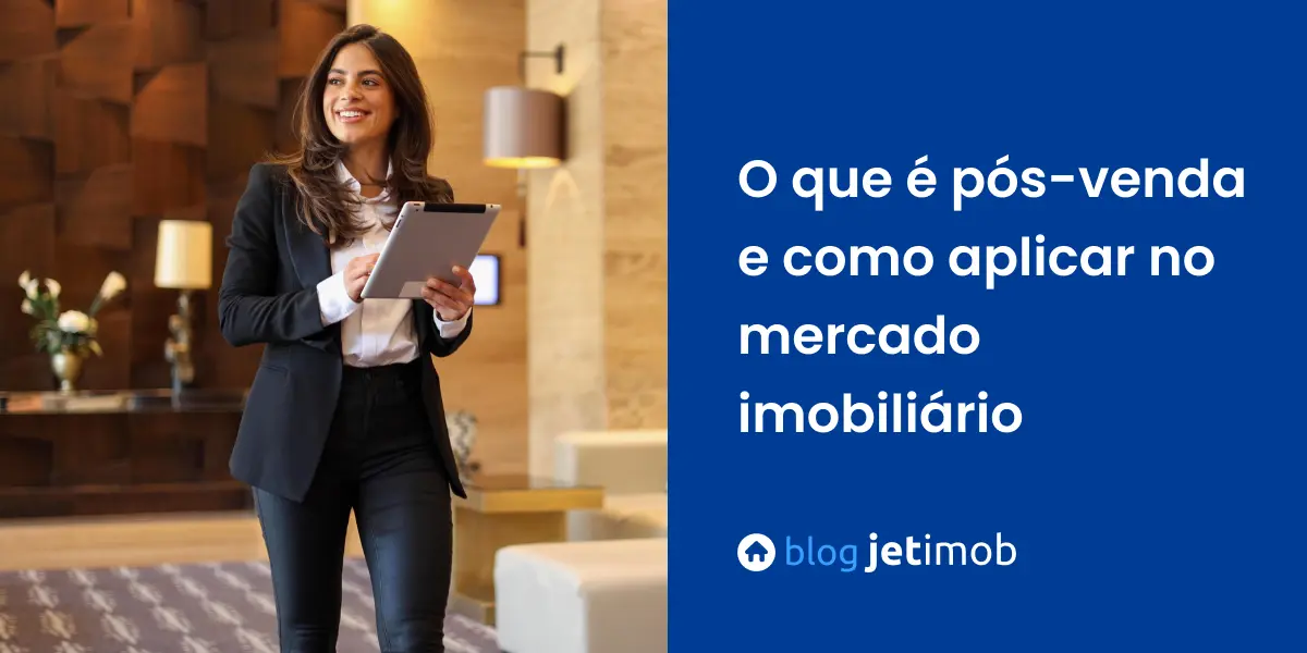 Corretora de imóveis vestindo terno e segurando um tablet, aplicando técnicas de pós-venda no atendimento da sua imobiliária.