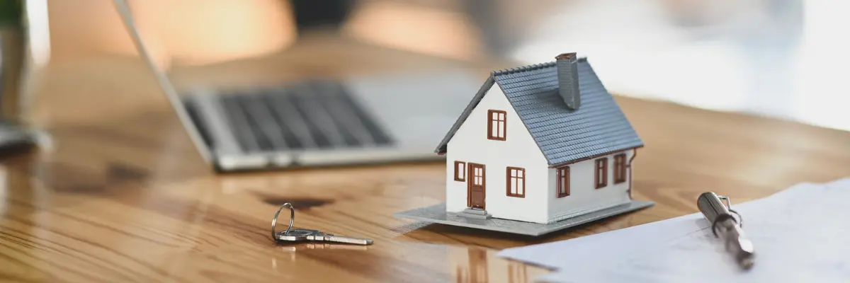 Imagem de corretora de imóveis vendendo imóvel após aplicar estratégias de como melhorar a experiência do cliente.