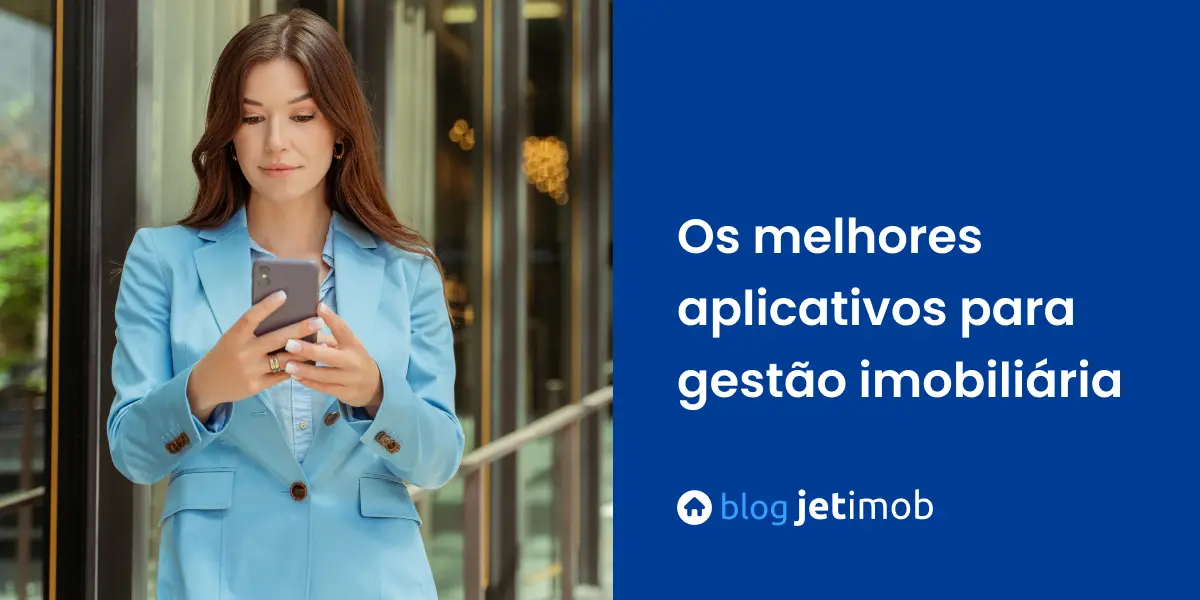 Corretora de imóveis utilizando um aplicativo para gestão imobiliária em seu celular.