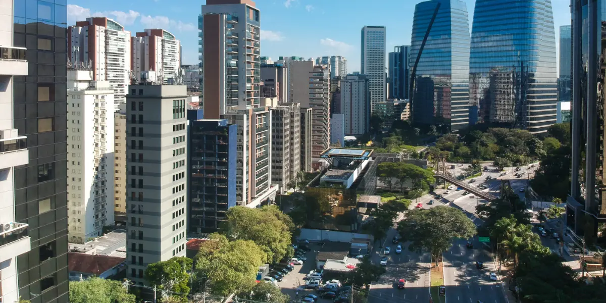 Imagem de prédios em avenida do bairro Itaim Bibi, uma das regiões mais caras e valorizadas de São Paulo.