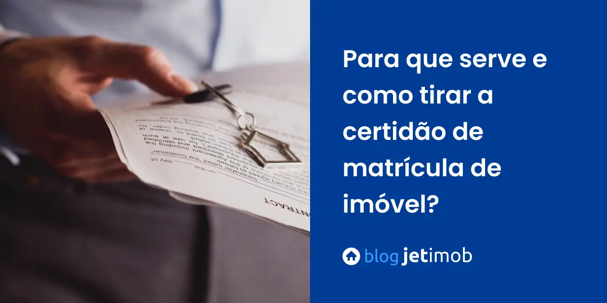 Corretor imobiliária aprendendo a tirar a certidão de matrícula de imóvel.