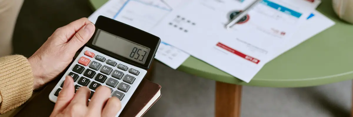 Corretor de imóveis calculando o ISS na intermediação imobiliária do seu negócio