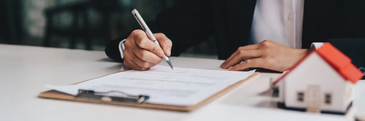 Corretor imobiliária tirando a certidão de matrícula de imóvel.