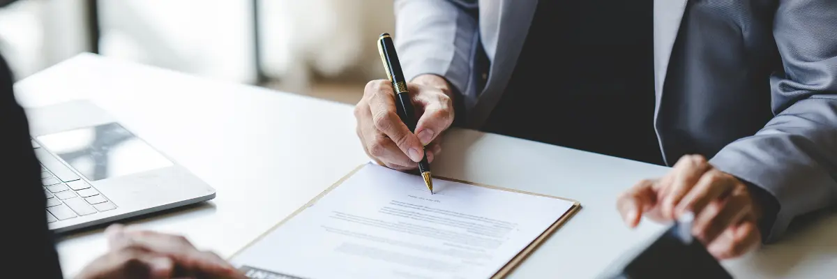 Corretor de imóveis assinando contrato de aluguel comercial.