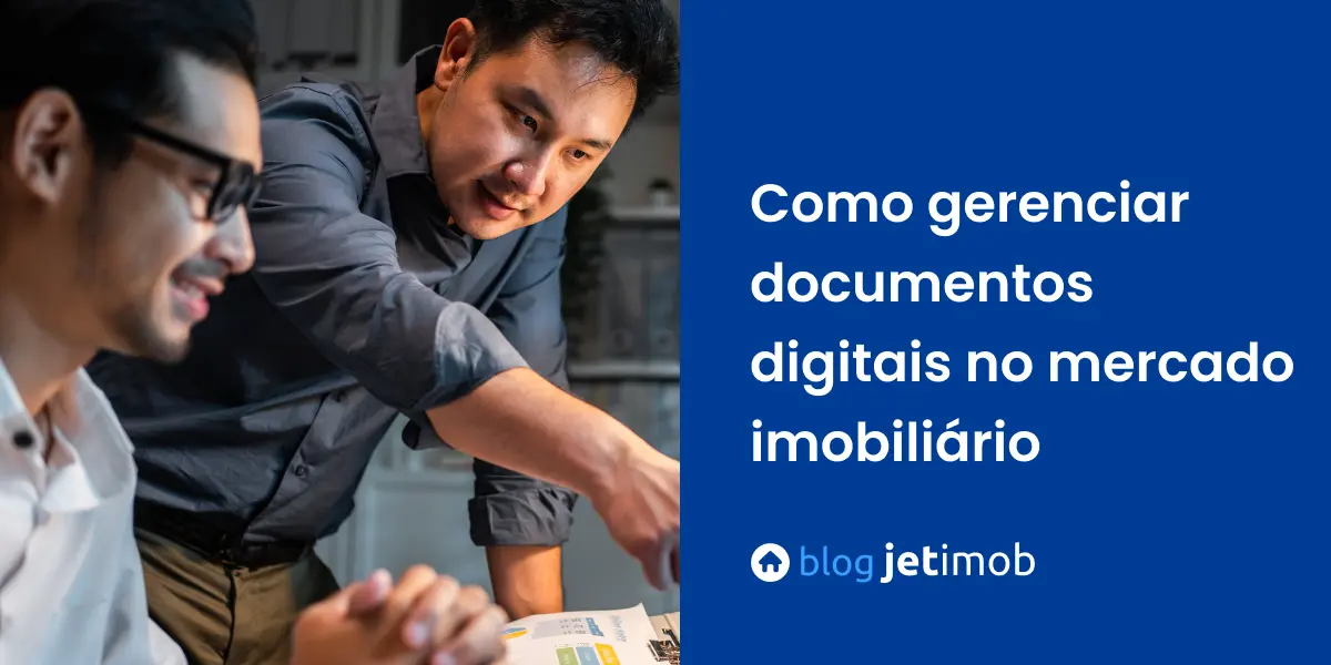 Corretor de imóveis aprendendo a gerenciar documentos digitais no mercado imobiliário.