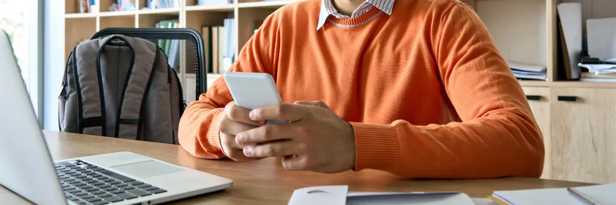 Corretor de imóveis usando as funcionalidades do seu aplicativo para imobiliária.