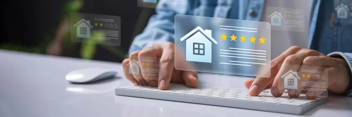 Corretor de imóveis usando seu computador para pesquisar sobre as melhores técnicas de vendas para imobiliárias.