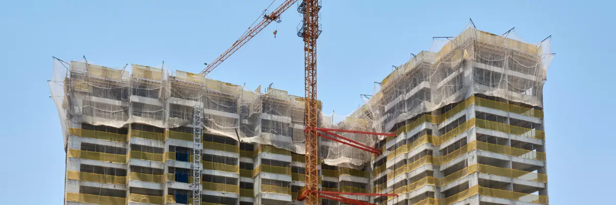 Imagem de um prédio alto em obras. 