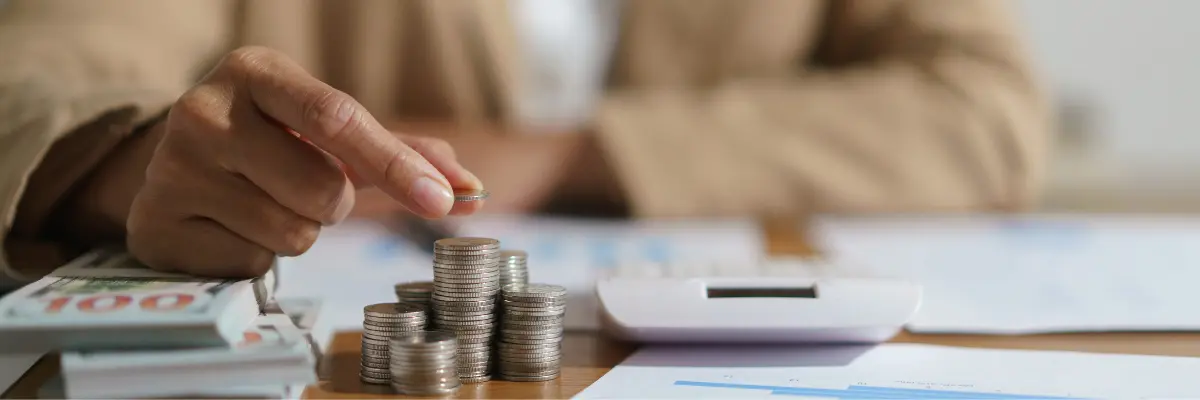 Corretor de imóveis aplicando os 5 passos para fazer o controle financeiro da sua imobiliária.