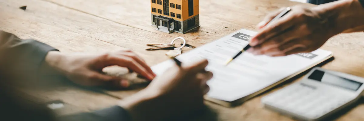 Corretor imobiliário calculando taxa de condomínio para cliente.