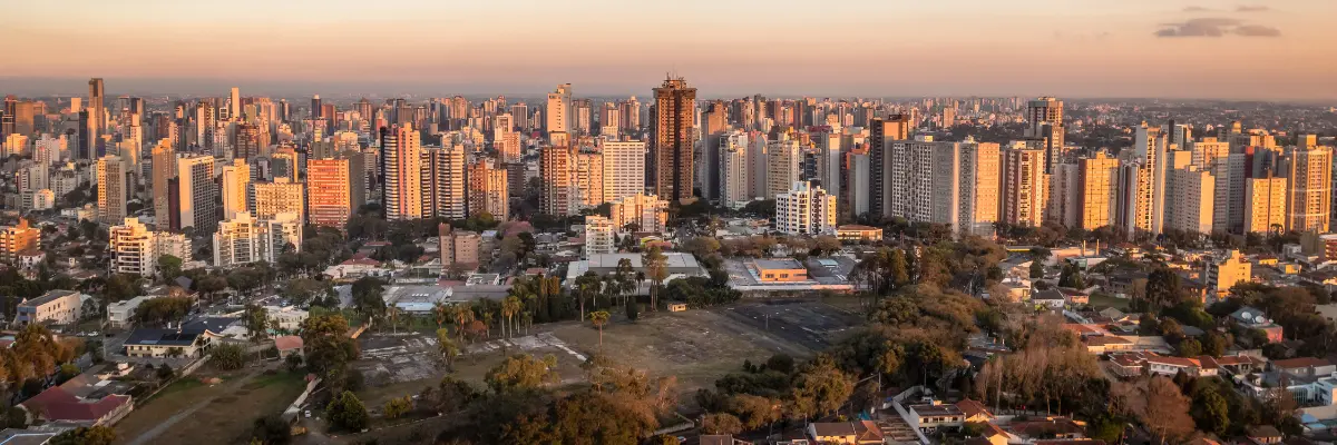 Foto da cidade de Curitiba, capital do Paraná.