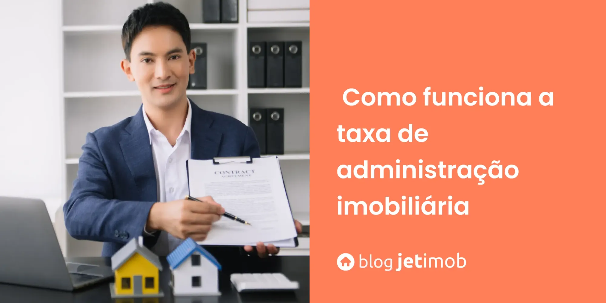 Corretor de imóveis, sentado na mesa de seu escritório, assinando documento com o valor da taxa de administração imobiliária.