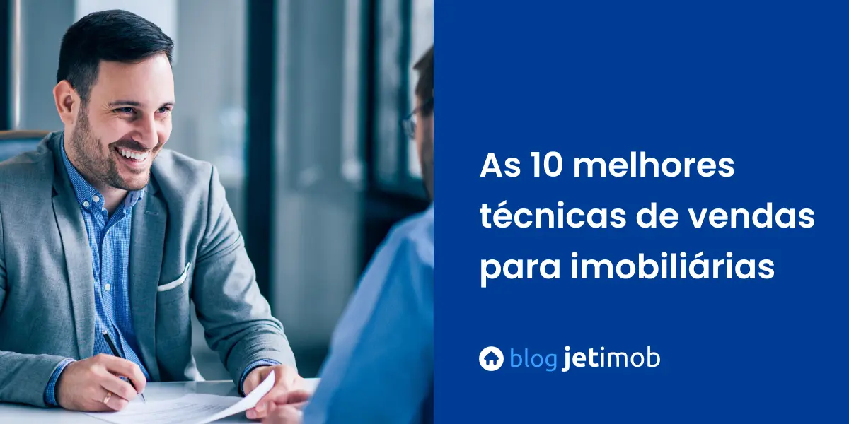 Corretor de imóveis aplicando as melhores técnicas de vendas para imobiliárias em uma conversa com um cliente.