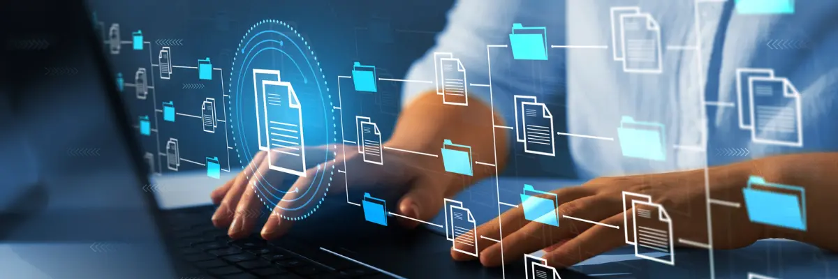 Corretor de imóveis pesquisando em seu computador sobre os benefícios do investimento imobiliário.