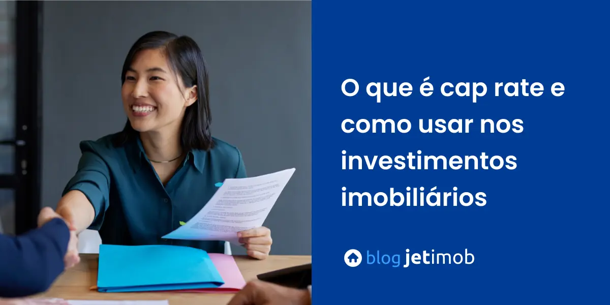 Corretora de imóveis falando com clientes sobre cap rate nos investimentos imobiliários.