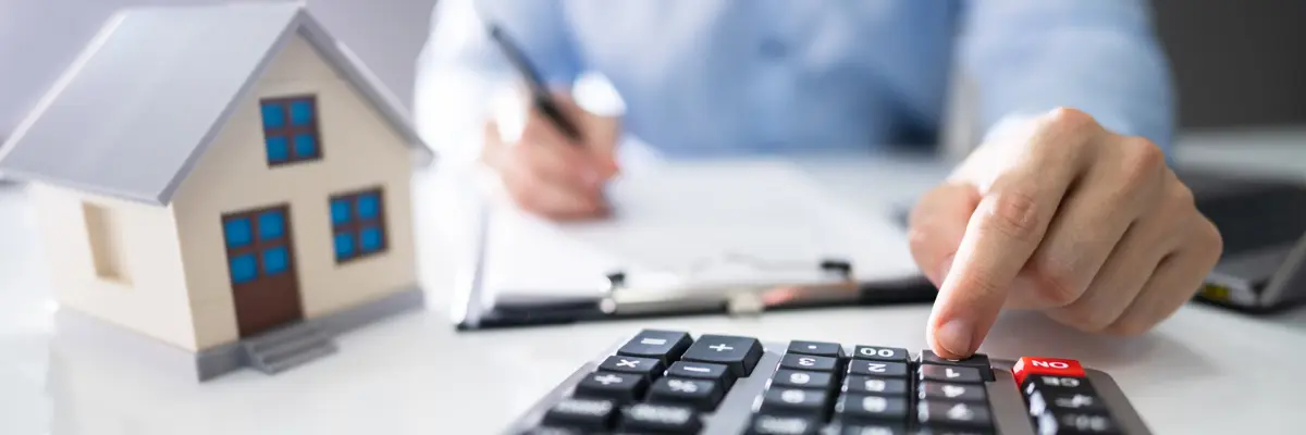 Corretor de imóveis calculando o cap rate e o ROI de um investimento imobiliário.