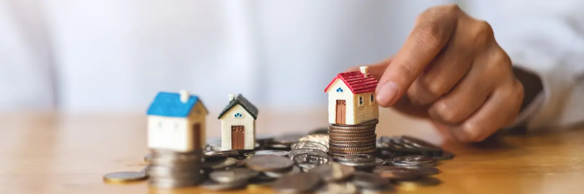 Corretor de imóveis falando com clientes sobre restituição do ITBI.