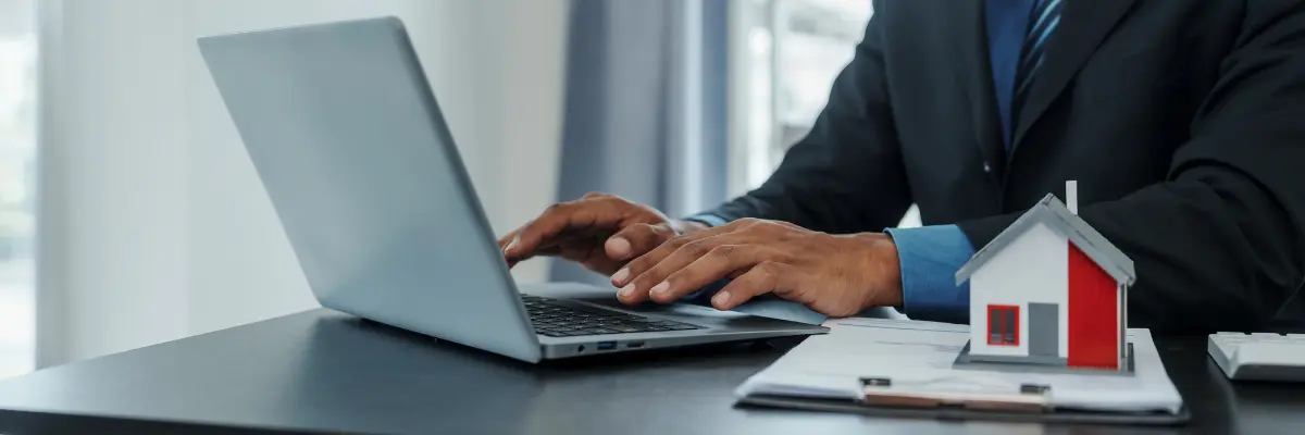 Corretor imobiliário pesquisando em seu computador como fazer um controle de vendas de imóveis.