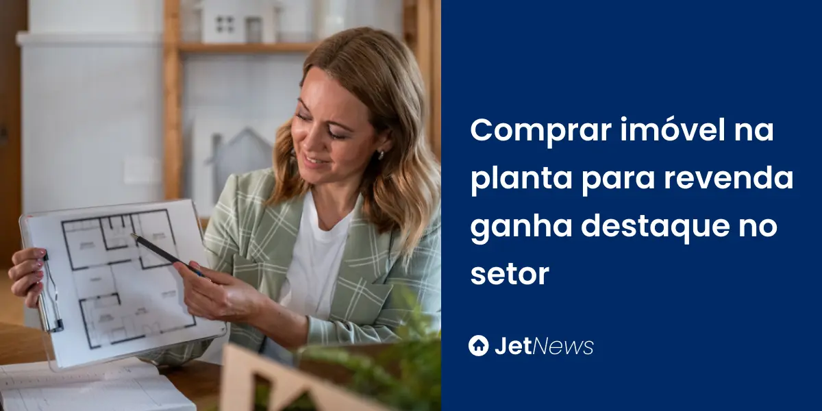 Corretora de imóveis, usando casaco verde e cabelo loiro, analisando planta baixa de um imóvel.