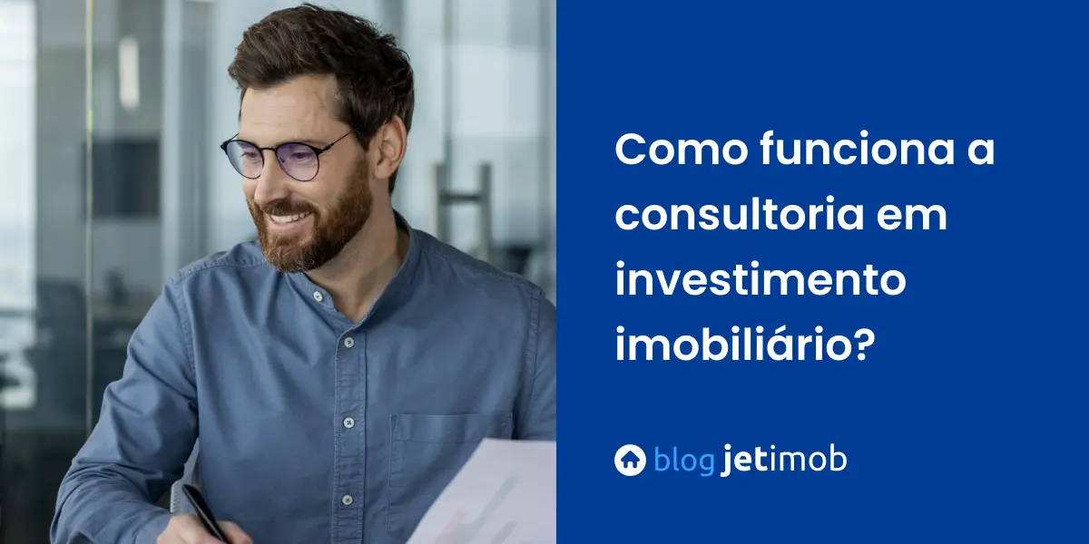 Corretor de imóveis vestindo camisa azul e pesquisando em seu computador sobre consultorias em investimento imobiliário.