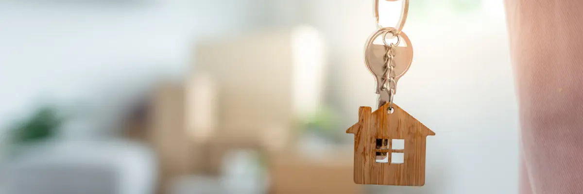 Imagem de uma pessoa segurando a chave da sua nova casa.