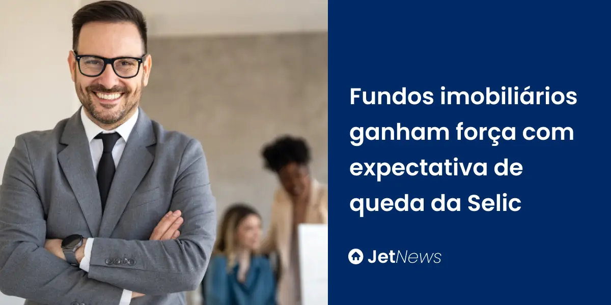 Corretor de imóveis conversando sobre fundos imobiliários com colegas.