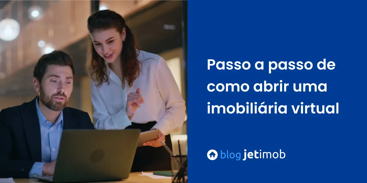 Corretores de imóveis pesquisando em um computador o passo a passo para abrir uma imobiliária virtual.