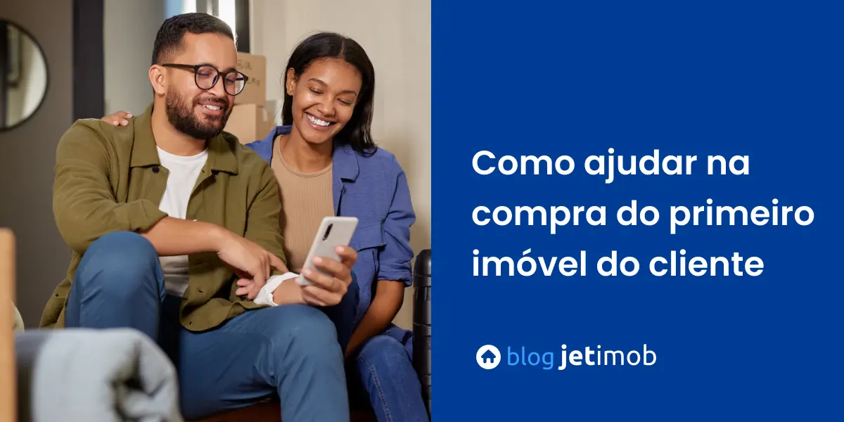 Jovem casal realizando a mudança para o seu primeiro imóvel próprio.