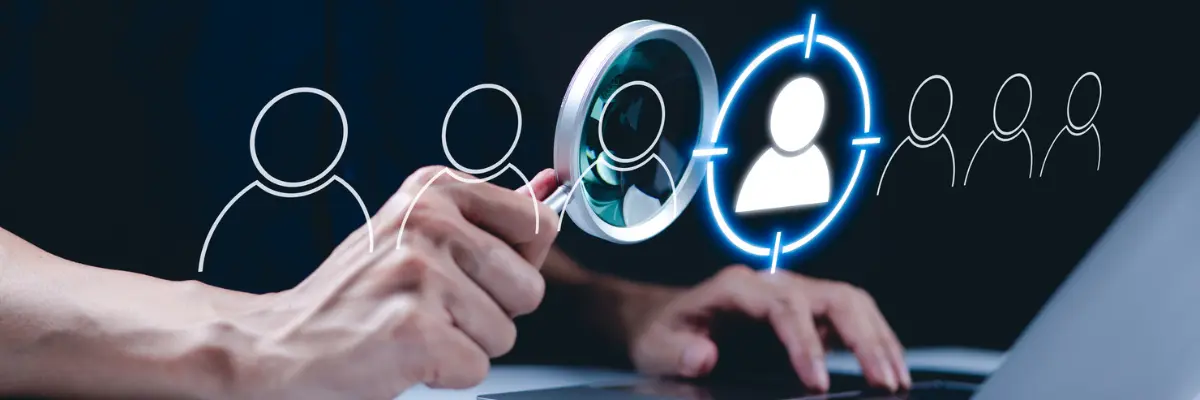 Corretor de imóveis pesquisando sobre como identificar o perfil de cliente ideal para sua imobiliária.