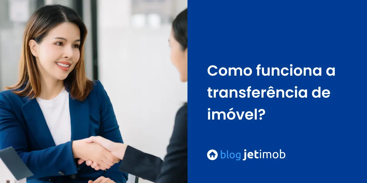 Corretora imobiliária apertando a mão de cliente após fechar transferência de imóvel.