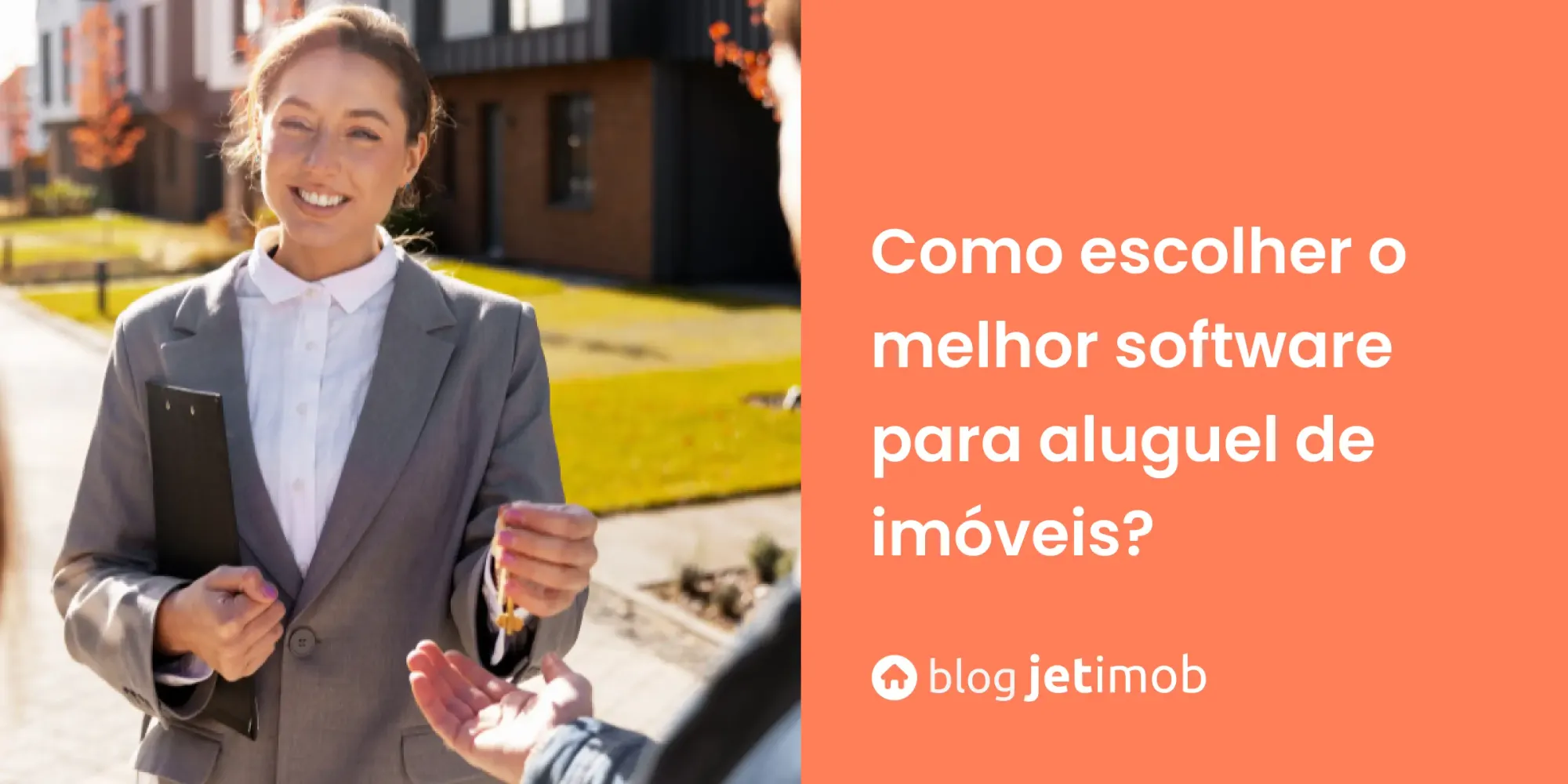 Corretora imobiliária entregando chaves de um imóvel alugado para um casal de clientes.