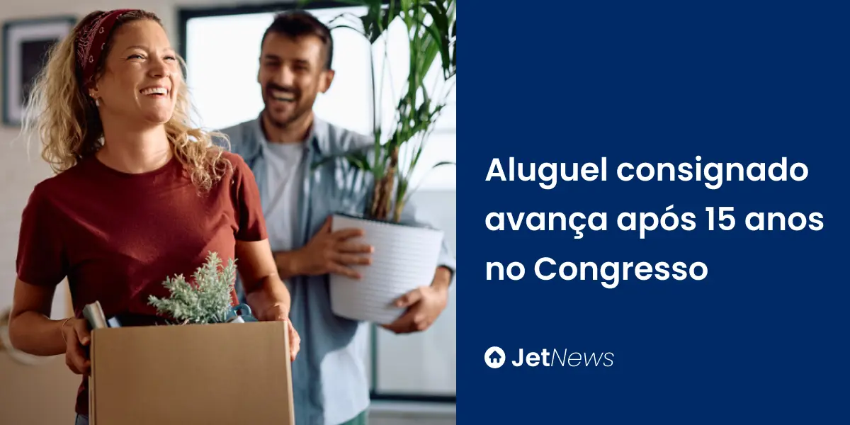 Casal levando mudança para novo apartamento adquirido através do aluguel consignado.