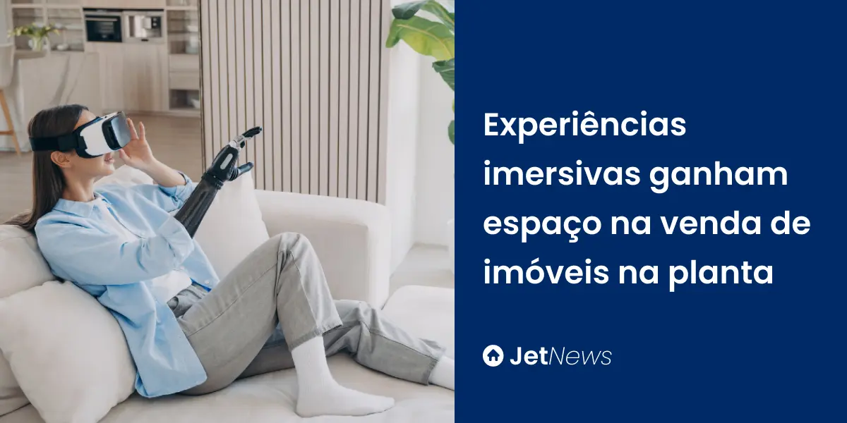 Mulher usando óculos de realidade virtual para ver cômodos de imóvel na planta.