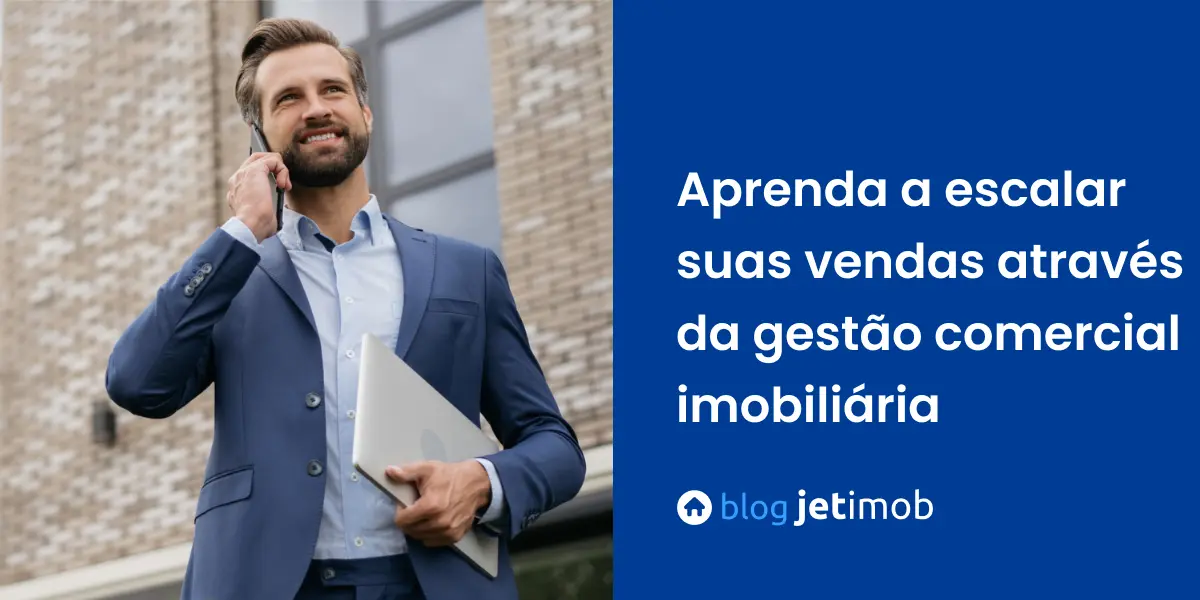 Corretor imobiliário falando no celular com cliente sobre venda de imóvel.