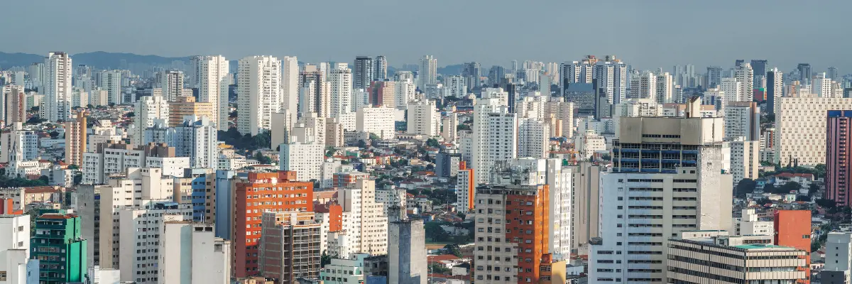 Imagem de prédios na cidade de São Paulo.