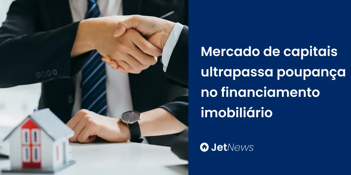 Corretor imobiliário conversando com clientes sobre mercado de capitais e poupança no financiamento.