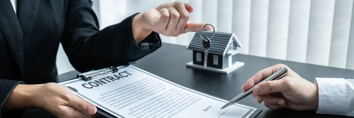 Corretor imobiliário explicando para cliente sobre contrato de aluguel por temporada.