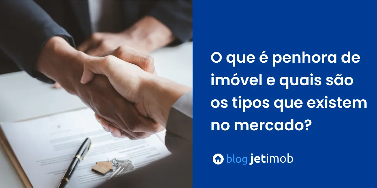 Corretor imobiliário assinando contrato com cliente da venda de imóvel penhorado.