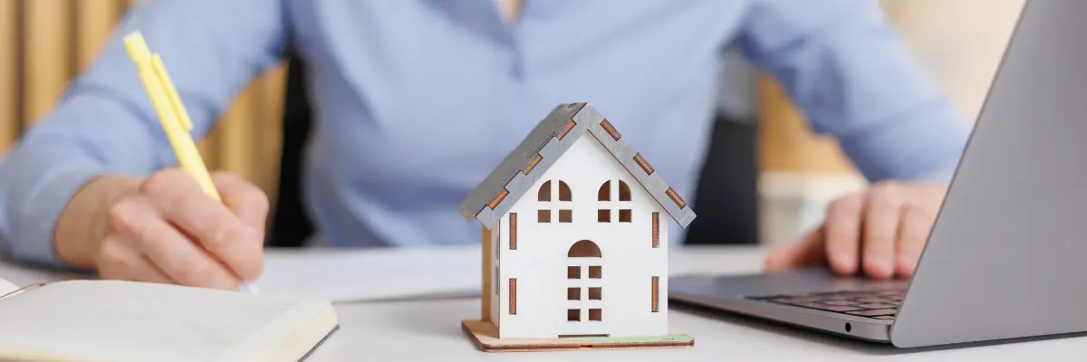 Corretora de imóveis escrevendo roteiro do seu pitch de vendas para clientes do mercado imobiliário.